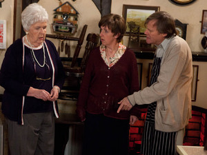 8052: Roy and Hayley are mystified when Sylvia's trunk arrives back from Milton