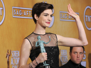 Anne Hathaway with her SAG Award for 'Les Miserables'