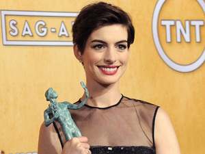 Anne Hathaway poses backstage with the award for best female actor in a supporting role for 'Les Miserables' in the press room at the 19th Annual Screen Actors Guild (SAG) Awards