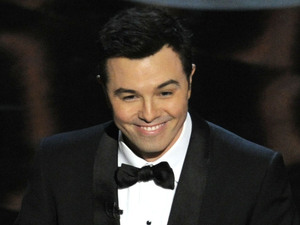 Seth MacFarlane and Kristin Chenoweth close the 2013 Oscars
