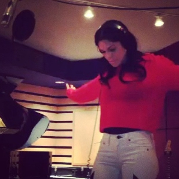 Jessie J grava canção "emocional", em Nova York.