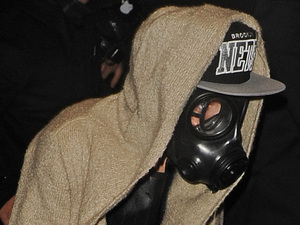 Justin Bieber, gas mask