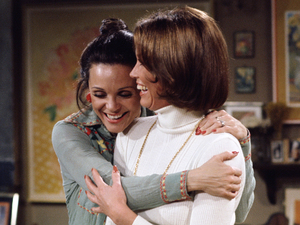 Valerie Harper on Mary Tyler Moore And Valerie Harper On The Set Of  Rhoda    Initial Tx