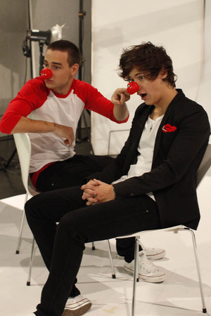 One Direction pose for Comic Relief