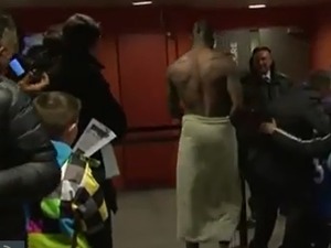 Mario Balotelli walks through press conference in towel, half-naked