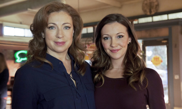 Alex Kingston and Katie Cassidy in Arrow S01E17: 'The Huntress Returns'