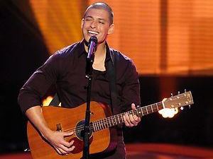 Duncan Kamakana performing on The Voice S04E03