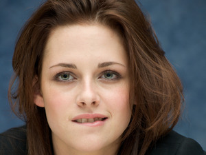 Kristen Stewart, lip bite pose, Adventureland press conference 