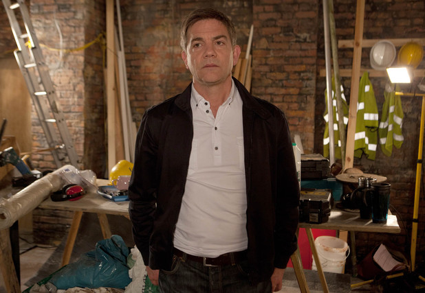 8115: Karl is unnerved as he and Stella look round the pub
