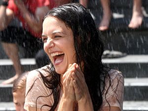 Katie Holmes, Luke Kirby, Mania Days, filming in a fountain, New York