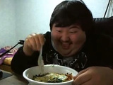 Korean giggling while enjoying food goes viral - video