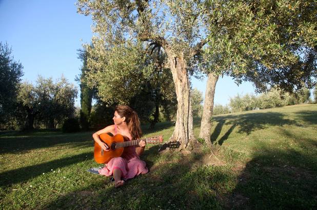 Shaina Twain play guitar.