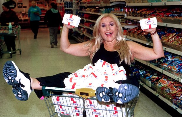 VANESSA FELTZ LAUNCHING FITNESS VIDEO, LONDON, BRITAIN - 2001 VANESSA FELTZ WITH PACKETS OF LARD WHICH EQUAL THE AMOUNT OF WEIGHT WHICH SHE LOST , LAUNCHING FITNESS VIDEO, LONDON, BRITAIN