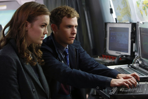 Elizabeth Henstridge as Simmons and Iain De Caestecker as Fitz in 'Agents of SHIELD' S01E04: 'Eye Spy'