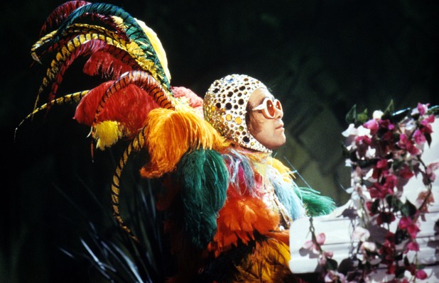 http://i1.cdnds.net/13/43/618x399/elton-john-77.jpg