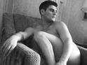 Soap star and skater bums around his home in his girlfriend's hot Twitter picture.