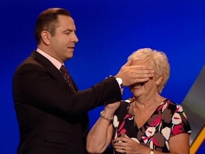 David Walliams covers his mother's eyes on Catchphrase