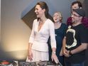 Prince William and Kate Middleton get a lesson in scratching.