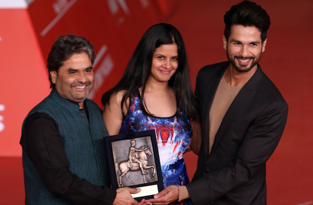 Vishal Bhardwaj, Amrita Pandey y Shahid Kapoor posan con Popular Choice Award Mondo Género en el 9º Festival de Cine de Roma
