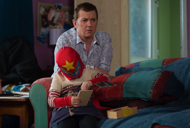 Alfie sees Tommy with Kat's money belt and knows something is wrong