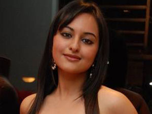 Sonakshi Sinha 'Lootera' love scene 'overseen by mother' - Bollywood ...