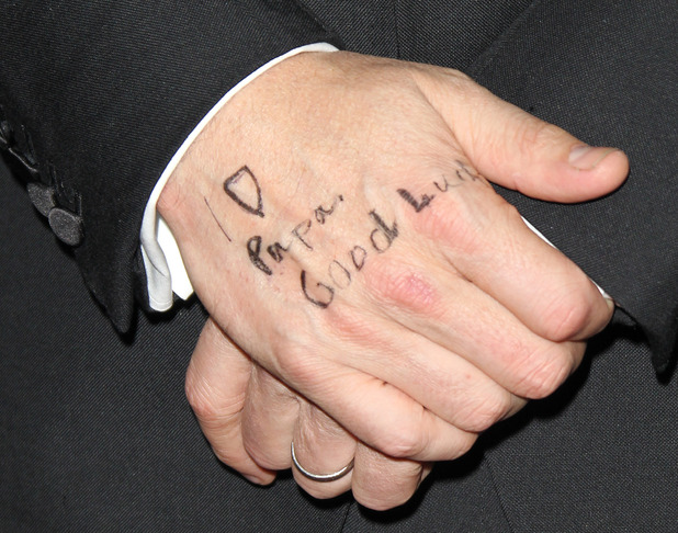 http://i1.cdnds.net/13/06/618x486/ben_affleck_hand.jpg