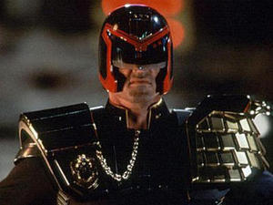 http://i1.cdnds.net/13/15/300x225/movies-judge-dredd.jpg