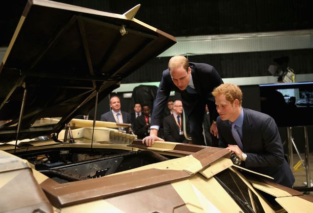 Pangeran William dan Harry naik ke dalam Batmobile