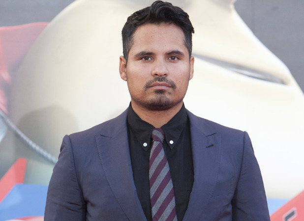 http://i1.cdnds.net/14/03/618x450/movies-michael-pena.jpg